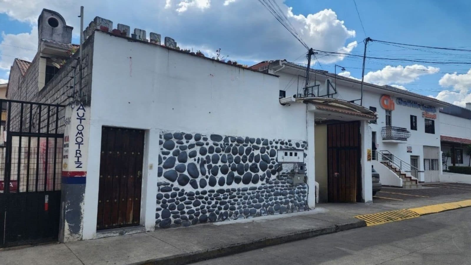 Propiedad rentera con 4 departamentos en Monay, Cuenca